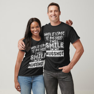 Wenn es zu meinem Kind kommt, lächle ich in meinem T-Shirt