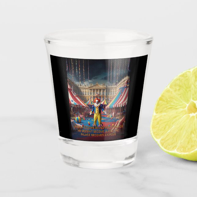 Wenn sich ein Clown in einen Palast begibt... Schnapsglas (Vorderseite)