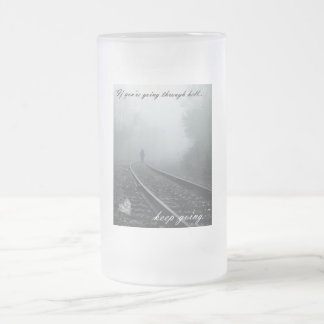 Wenn Sie Hölle durchlaufen, behalten Sie gehende Mattglas Bierglas