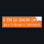Wenn Sie jemanden weinen sehen | Funny Autoaufkleb Autoaufkleber<br><div class="desc">"Wenn Sie jemanden weinen sehen,  frag,  ob es wegen seines Haarschnitts ist" - Funny,  grob,  gemein,  humorvoll,  unschätzbar,  wertvolle,  zeitgeehrte Ratschläge,  hier auf einem reichhaltigen orangen Hintergrund,  auf einem haltbaren Vinyl-Autoaufkleber für Ihr Auto - Wagen - ATV - muv - suv - LKW - Anhänger :-)</div>