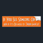 Wenn Sie jemanden weinen sehen | Funny Autoaufkleb Autoaufkleber<br><div class="desc">"Wenn Sie jemanden weinen sehen,  frag,  ob es wegen seines Haarschnitts ist" - Funny,  grob,  gemein,  humorvoll,  unschätzbar,  wertvolle,  zeitgeehrte Ratschläge,  hier auf einem reichhaltigen orangen Hintergrund,  auf einem haltbaren Vinyl-Autoaufkleber für Ihr Auto - Wagen - ATV - muv - suv - LKW - Anhänger :-)</div>