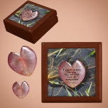 Wenn Sie wahrhaftig Liebe Natur Floating Herz Holz Erinnerungskiste<br><div class="desc">Diese wunderschöne Naturholz-Sake-Box zitiert Vincent Van Gogh: "Wenn Sie die Natur wirklich Liebe haben, werden Sie überall Schönheit finden." auf einem herzförmigen Lily-Pad. Das rote, herzförmige Blatt wird durch Sonnenlicht hervorgehoben, das sich zwischen Schilfblättern im Sumpfwasser hin und her schweben lässt. Es ist natürlich ein perfektes Geschenk für einen Naturfreund....</div>