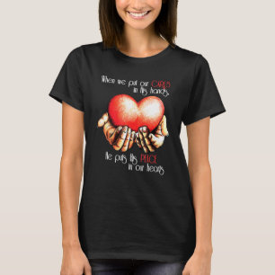 Wenn wir unsere Kisten in die Hände geben, legt er T-Shirt