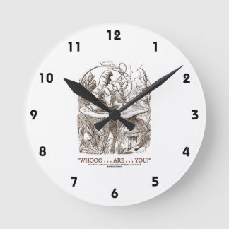 Wer...bist du? (Alice und die Raupe) Runde Wanduhr