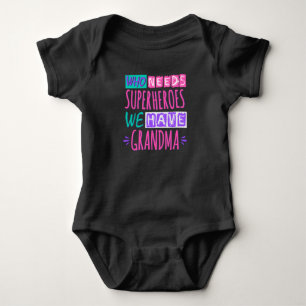 Wer braucht Superhelden, wir haben Oma Baby Strampler