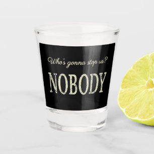 Wer hält uns auf? Niemand Schnapsglas