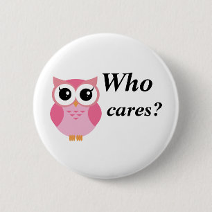 Wer interessiert sich? Niedliche rosa Cartooneule Button