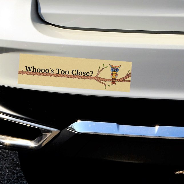 Wer ist zu Nahe Extravagante Eule-Zweigstelle Autoaufkleber (Colourful abstract owl sitting on tree branch on tan Who's Too Close bumper sticker for your car.)