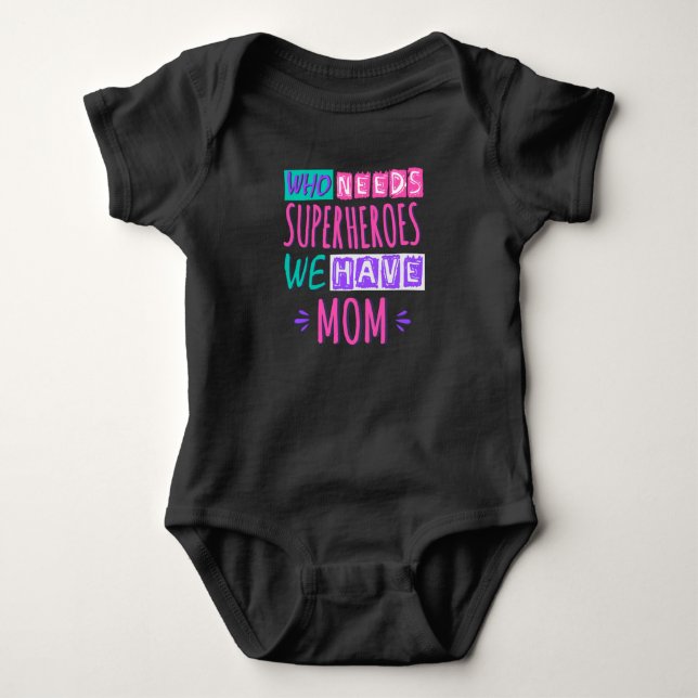 Wer Superhelden braucht, wir haben Mutter Baby Strampler (Vorderseite)