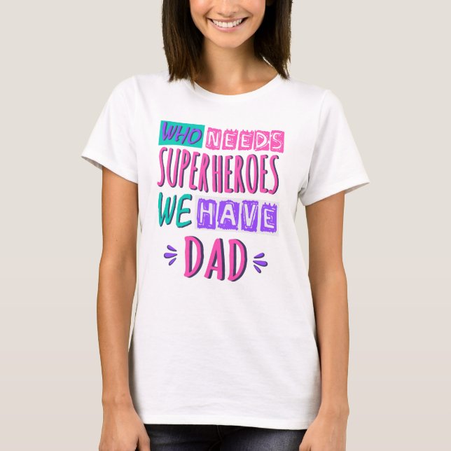 Wer Superhelden braucht, wir haben Vater T-Shirt (Vorderseite)