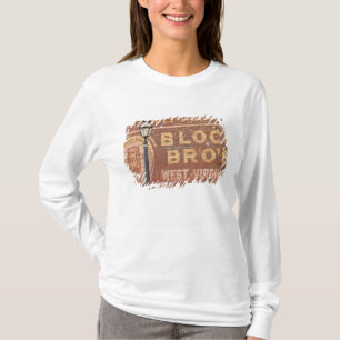 Werbung an der Seite des Gebäudes T-Shirt