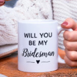 Werden Sie mein Bridesman-Vorschlag Hochzeit sein? Kaffeetasse<br><div class="desc">Frag dem,  den du gewollt hast,  dein Brautmann zu sein mit dieser süßen personalisierten "Werden Sie mein Brautmann sein" Vorschlag Tasse.</div>