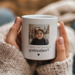 Werden Sie mein Foto sein? Kaffeetasse<br><div class="desc">Sie suchen eine süße und sinnvolle Art, einen geliebten fragen, um die Godmutter Ihres Babys zu sein? Dieses moderne, minimalistische Design der Tasse ist der perfekte Weg, um die Frage Pop! Egal, ob Sie ein Familienmitglied oder nahe Freunde gefragt haben, dieses Label hilft Ihnen, einen herzlichen Moment zu schaffen, den...</div>