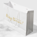 Werden Sie mein Ringträger sein? Modern Script Gol Große Geschenktüte<br><div class="desc">"Werden Sie Träger sein?" Moderne Script White und Gold Geschenktasche mit dem Titel "Will You Be My Ring Bearer?" im modernen,  goldfarbenen Script-Schriftart-Stil auf weißem Hintergrund. Bitte beachten Sie: Die Details der Folie werden im Kunstwerk simuliert. Bei der Herstellung dieses Produktes wird keine Folie verwendet.</div>