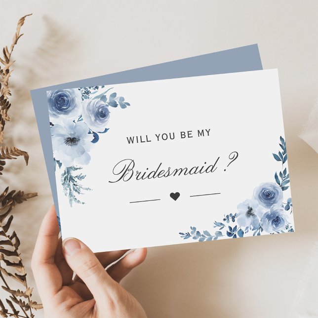 Werden Sie meine Bridesmaid Dusty Blue Floral? Einladung (Von Creator hochgeladen)