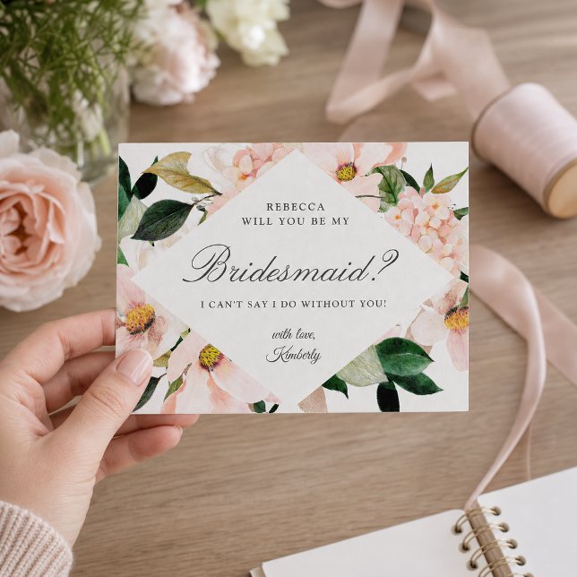Werden Sie meine Bridesmaid Hydrangea Blush Floral Einladungspostkarte (Von Creator hochgeladen)