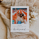 Werden Sie meine Foto-Vorschlagskarte sein? Einladung<br><div class="desc">Dies ist eine moderne,  minimalistisch gestaltete Foto Bridesmaid Vorschlagskarte mit einem eleganten zeitlosen Design. Bearbeiten Sie die meisten Texte und alle Farben,  um diesen minimalen Vorschlag für eine Brautjungfrau Ihren Bedürfnissen und Ihrem persönlichen Stil anzupassen. Wählen Sie einfach in der Symbolleiste "Bearbeiten mit dem Entwurfstool" aus:)</div>