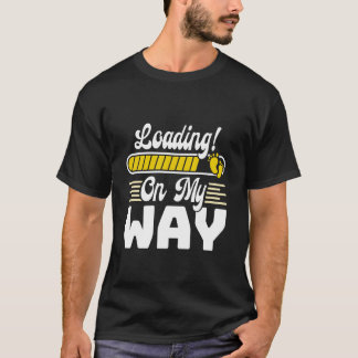 Werdende Mutter KOMMT GELADEN AUF DEM WEG Lustige  T-Shirt