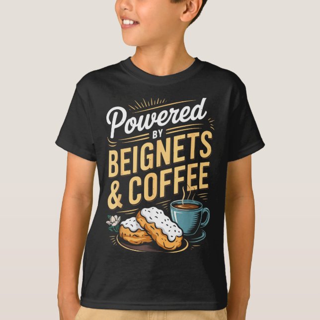 Wered By Beignets And Coffee Funny New Orleans Quo T-Shirt (Vorderseite)
