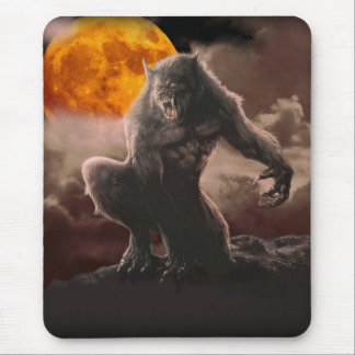 Werewolf auf rotem Mond Mousepad