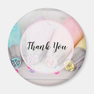 Werkzeuge zur Dekoration von pastelfarbenen Kuchen Magnet