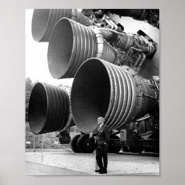 Wernher von Braun mit F-1-Motoren Poster