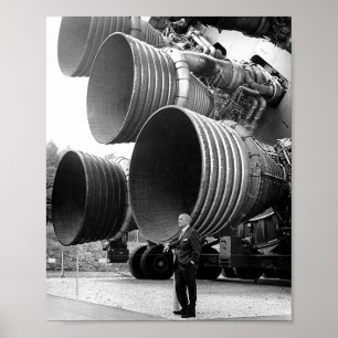 Wernher von Braun mit F-1-Motoren Poster