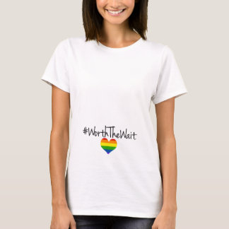 Wert das Wartezeit-Regenbogen-Baby T-Shirt
