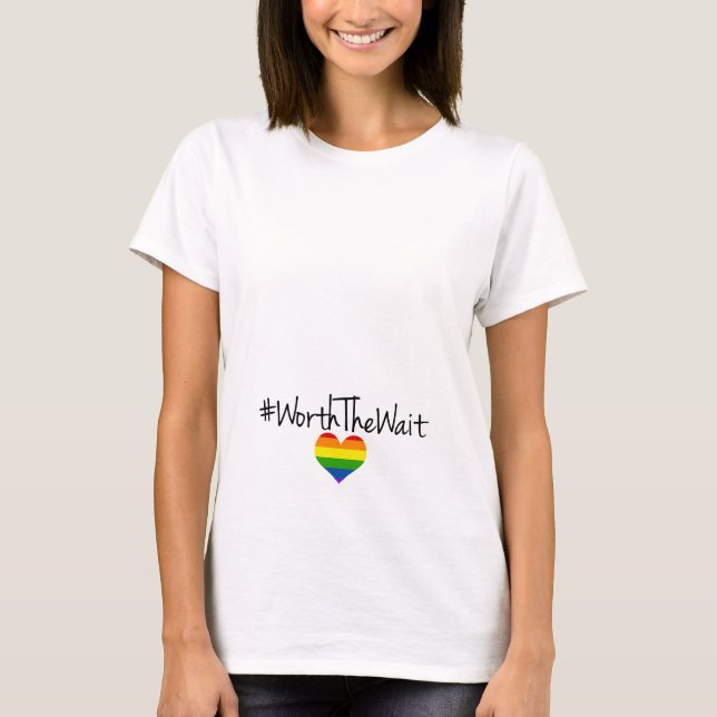 Wert das Wartezeit-Regenbogen-Baby T-Shirt (Vorderseite)