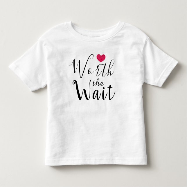 Wert die Wartezeit - Adoption - Herz - neues Baby Kleinkind T-shirt (Vorderseite)