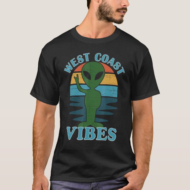 WEST COAST VIBES Alien Retro Sunset T-Shirt (Vorderseite)