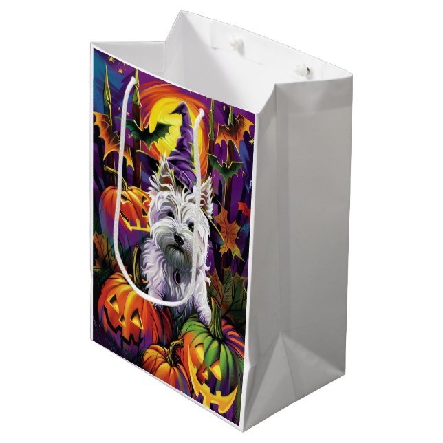 West Highland White Terrier Dog Halloween Hexe Mittlere Geschenktüte (Vorderseite Schrägansicht)