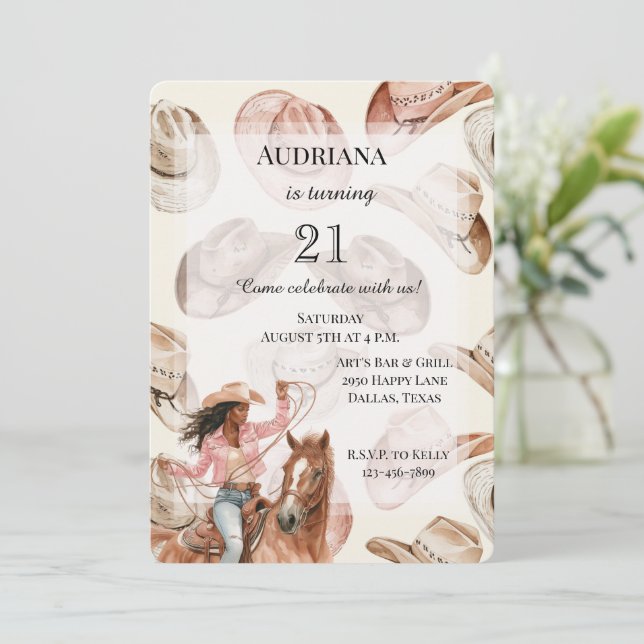 Western Black Brown Cowgirl Hats Birthday Einladung (Stehend Vorderseite)