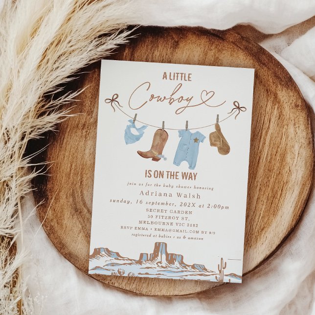 Western Blue Clothesline Kleine Cowboy Babydusche Einladung (Cowboy Baby Shower Invitations, A little Cowboy Is On The Way Baby Shower Invitation Template)