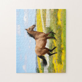 Western-Buckskin-Pferd, das durch ein Feld läuft Puzzle