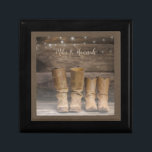 Western Cowboy Boots Rustic Barn Monogram Erinnerungskiste<br><div class="desc">Diese lustige,  rustikale Geschenkboxen verfügt über zwei Cowboystiefel und eine Blockhütte mit Lichtern. Für den Western oder Pferdeliebhaber. Personalisieren Sie es mit einem Single-Namen oder fügen Sie ein paar Namen hinzu. Erstellt von Simply Farmhouse Press; Foto von Melanie Mauer auf Unsplash.</div>