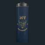 Western Cowboy Bull Skull-Logo Vintage Trauzeuge Thermosbecher<br><div class="desc">Personalisierte Geschenke für Trauzeugen und Trauzeuge mit Western Cowboy Thema. Dekoriert mit Cowboyhut mit Vintagem Western Schriftart. Text und Farbe können mit dem Design-Tool bearbeitet werden,  um Ihren Bedürfnissen gerecht zu werden. Holen Sie sich dieses individuelles Geschenk für Hochzeiten,  Bachelor-Party,  Verlobungsfeier oder andere besondere Anlässe.</div>