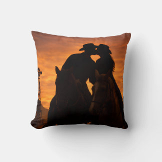 Western Cowboy Couple Throw Pillow Kissen