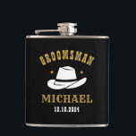 Western Cowboy Hat Trauzeuge Personalisiert Name Flachmann<br><div class="desc">Personalisierte Geschenke für Trauzeugen mit Western Cowboy Thema. Dekoriert mit Cowboyhut mit Vintagem Western Schriftart. Text und Farbe können mit dem Design-Tool bearbeitet werden,  um Ihren Bedürfnissen gerecht zu werden. Holen Sie sich dieses individuelles Geschenk für Hochzeiten,  Bachelor-Party,  Verlobungsfeier oder andere besondere Anlässe.</div>
