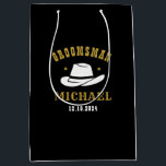 Western Cowboy Hat Trauzeuge Personalisiert Name Mittlere Geschenktüte<br><div class="desc">Personalisierte Geschenke für Trauzeugen mit Western Cowboy Thema. Dekoriert mit Cowboyhut mit Vintagem Western Schriftart. Text und Farbe können mit dem Design-Tool bearbeitet werden,  um Ihren Bedürfnissen gerecht zu werden. Holen Sie sich dieses individuelles Geschenk für Hochzeiten,  Bachelor-Party,  Verlobungsfeier oder andere besondere Anlässe.</div>