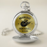 Western Cowboy Hat Trauzeuge Personalisiert Name Taschenuhr<br><div class="desc">Personalisierte Geschenke für Trauzeugen mit Western Cowboy Thema. Dekoriert mit Cowboyhut mit Vintagem Western Schriftart. Text und Farbe können mit dem Design-Tool bearbeitet werden,  um Ihren Bedürfnissen gerecht zu werden. Holen Sie sich dieses individuelles Geschenk für Hochzeiten,  Bachelor-Party,  Verlobungsfeier oder andere besondere Anlässe.</div>
