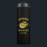 Western Cowboy Hat Trauzeuge Personalisiert Name Thermosbecher<br><div class="desc">Personalisierte Geschenke für Trauzeugen und Trauzeuge mit Western Cowboy Thema. Dekoriert mit Cowboyhut mit Vintagem Western Schriftart. Text und Farbe können mit dem Design-Tool bearbeitet werden,  um Ihren Bedürfnissen gerecht zu werden. Holen Sie sich dieses individuelles Geschenk für Hochzeiten,  Bachelor-Party,  Verlobungsfeier oder andere besondere Anlässe.</div>