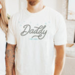 Western Cowboy Rodeo Personalisiert Daddy T-Shirt<br><div class="desc">Sie suchen das perfekte Geschenk für den besten Papa eines kleinen Cowgirl oder Cowboy? Dieses Western Daddy Shirt ist das perfekte Geschenk für alle Country-Liebhaber Vater! Der einzigartige Seil-Schriftart, der "Daddy" sagt, ist von funkelnden blauen Sternen umgeben. Leicht zu personalisieren das Jahr. Das ist ein tolles Geschenk für den neuen...</div>