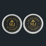 Western Cowboy Vintag Monogram Black Trauzeugen Manschetten Knöpfe<br><div class="desc">Personalisierte Geschenke für Trauzeugen mit Western Cowboy Thema. Dekoriert mit Cowboyhut mit Vintagem Western Schriftart. Text und Farbe können mit dem Design-Tool bearbeitet werden,  um Ihren Bedürfnissen gerecht zu werden. Holen Sie sich dieses individuelles Geschenk für Hochzeiten,  Bachelor-Party,  Verlobungsfeier oder andere besondere Anlässe.</div>