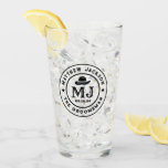 Western Cowboy Vintage Logos Monogram Trauzeugen Glas<br><div class="desc">Personalisierte Geschenke für Trauzeugen mit Western Cowboy Thema. Dekoriert mit Cowboyhut mit Vintagem Western Schriftart. Text und Farbe können mit dem Design-Tool bearbeitet werden,  um Ihren Bedürfnissen gerecht zu werden. Holen Sie sich dieses individuelles Geschenk für Hochzeiten,  Bachelor-Party,  Verlobungsfeier oder andere besondere Anlässe.</div>