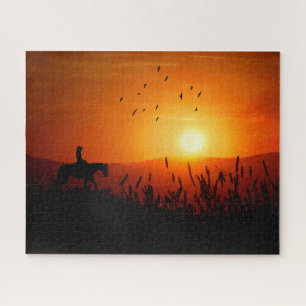 Western Cowgirl auf einem Pferd Wiesenritt bei Son Puzzle