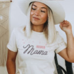 Western Cowgirl Custom Rodeo Mama T-Shirt<br><div class="desc">Sie suchen das perfekte Geschenk für die beste Rodeo Mama eines kleinen Cowgirl? Dieses Western Mama Shirt ist das ideale Geschenk für alle Mütter, die das Land lieben! Der einzigartige Seil-Schriftart "Mama" ist umgeben von funkelnden rosa Sternen. Leicht zu personalisieren das Jahr. Das ist ein großartiges Geschenk für junge Mutter,...</div>