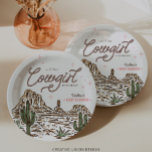 Western Cowgirl Girl Babydusche Pappteller<br><div class="desc">Bereiten Sie sich auf eine Babydusche von Rootin'-tootin vor, die den Geist des Wilden Westens erweckt! Dieses charmante Design besticht durch einen spielerischen Seil-Schriftart, der sich durch handillustrierte Rodeos- und Cowgirls-Szenen mit galoppierenden Pferden und Wüstenlandschaften weht. Diese Kollektion ist perfekt für die Babydusche eines Mädchens geeignet und umfasst knechte Einladungen,...</div>