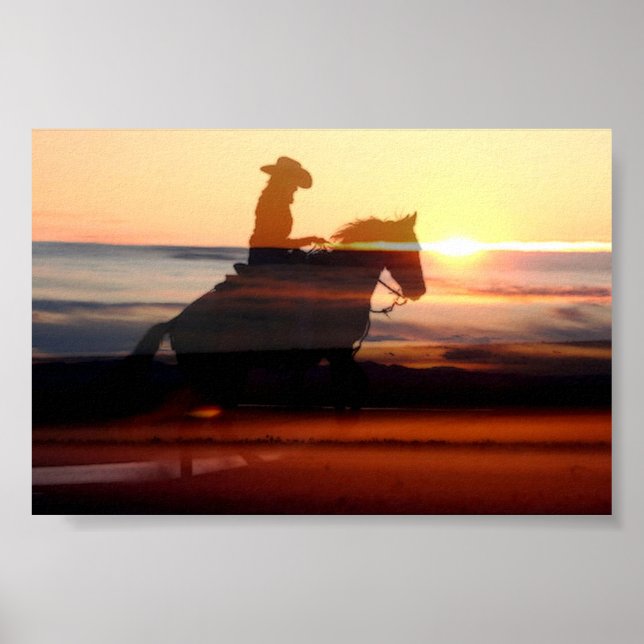Western Cowgirl reitet in Sonnenuntergang Poster (Vorne)