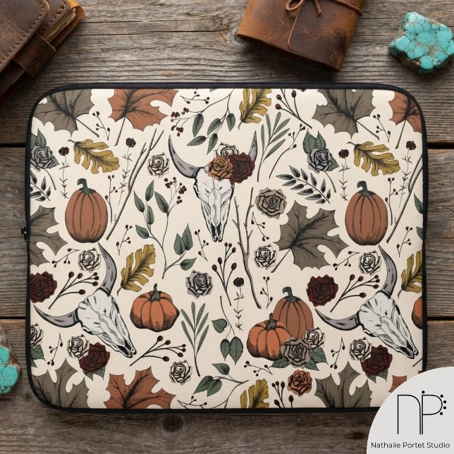 Western Fall Ernte und Kuhschädel Laptopschutzhülle (This Western Fall Harvest Cow Skull Autumn Laptop Sleeve features hand-drawn autumn harvest art.)